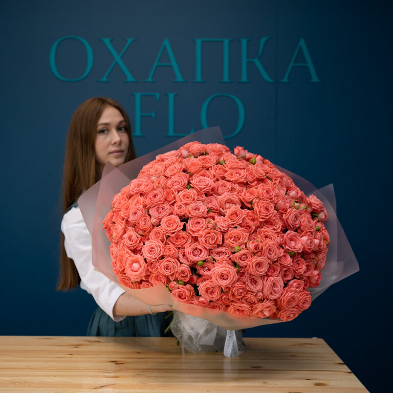 Букет персиковых кустовых роз 51 штук.