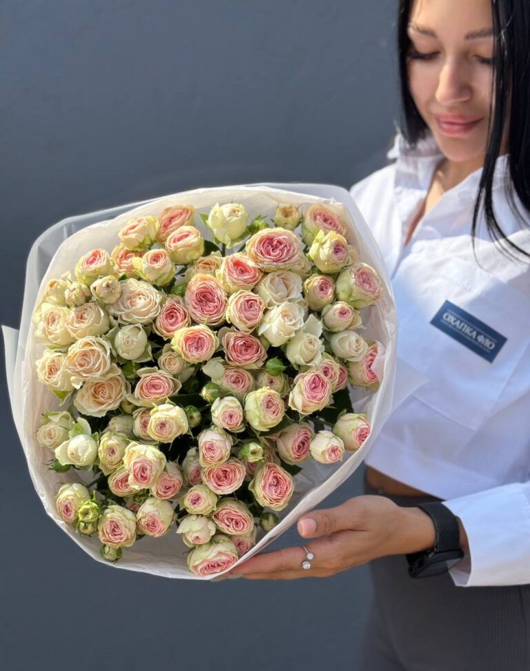 Букет роз нежно-розовых кустовых.