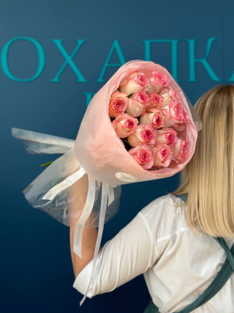 Букет роз бело-розовых 15 штук, 70см