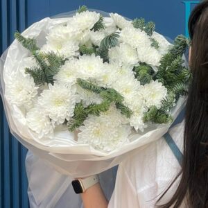 Букет из белой хризантемы и нобилиса