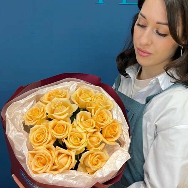 Букет из 25 персиковых роз