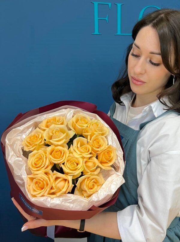 Букет из 25 персиковых роз