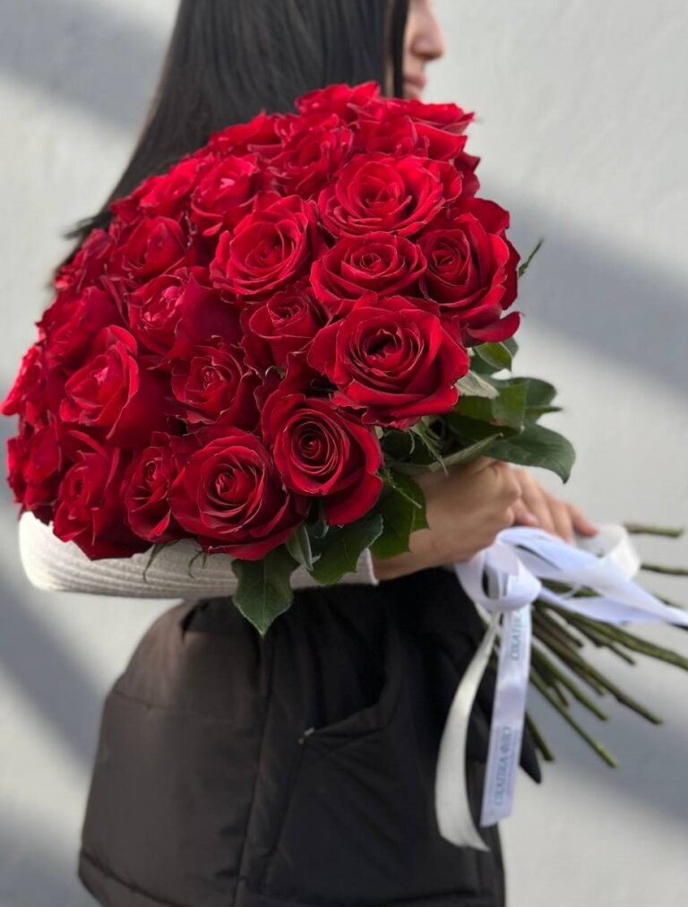 Букет красных роз 25 штук