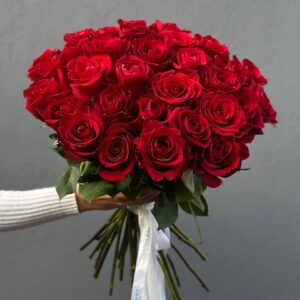 Букет красных роз 25 штук