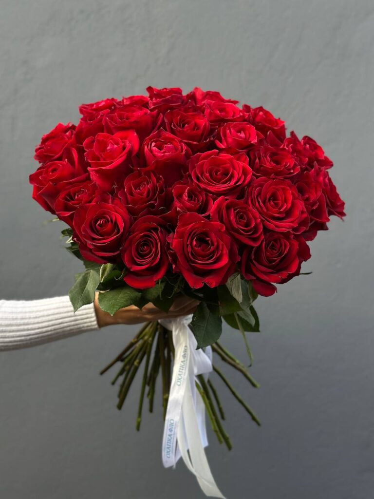 Букет красных роз 25 штук