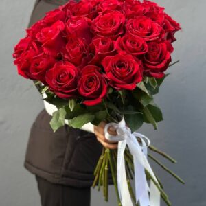 Букет красных роз 25 штук