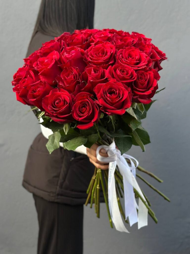 Букет красных роз 25 штук