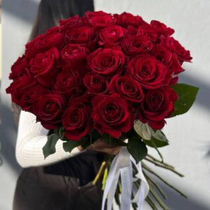 Букет красных роз 25 штук