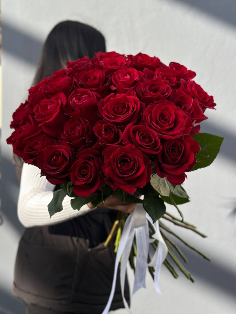Букет красных роз 25 штук