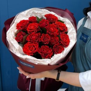 Букет роз красных 15 штук