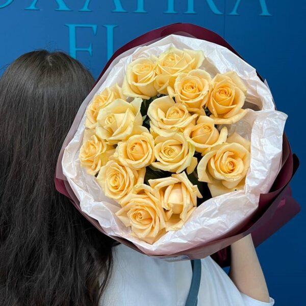 Букет из 25 персиковых роз