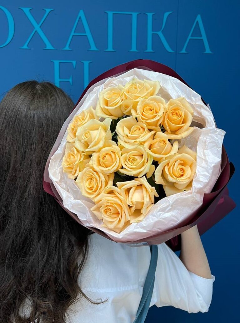 Букет из 25 персиковых роз