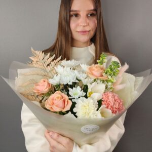 красивый яркий букет из хризантемы, розы, маттиолы, тюльпана и гвоздики