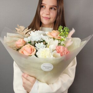 красивый яркий букет из хризантемы, розы, маттиолы, тюльпана и гвоздики