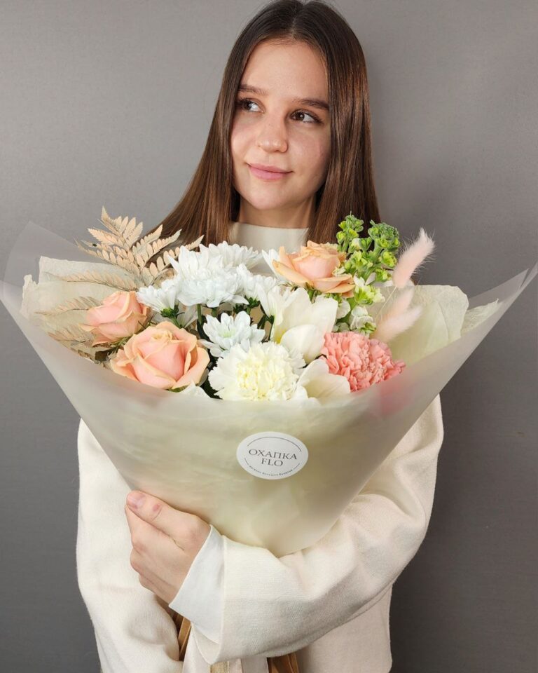 красивый яркий букет из хризантемы, розы, маттиолы, тюльпана и гвоздики