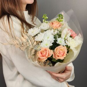 красивый яркий букет из хризантемы, розы, маттиолы, тюльпана и гвоздики