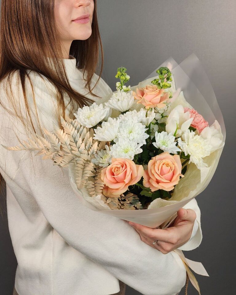 красивый яркий букет из хризантемы, розы, маттиолы, тюльпана и гвоздики