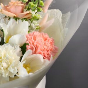 красивый яркий букет из хризантемы, розы, маттиолы, тюльпана и гвоздики