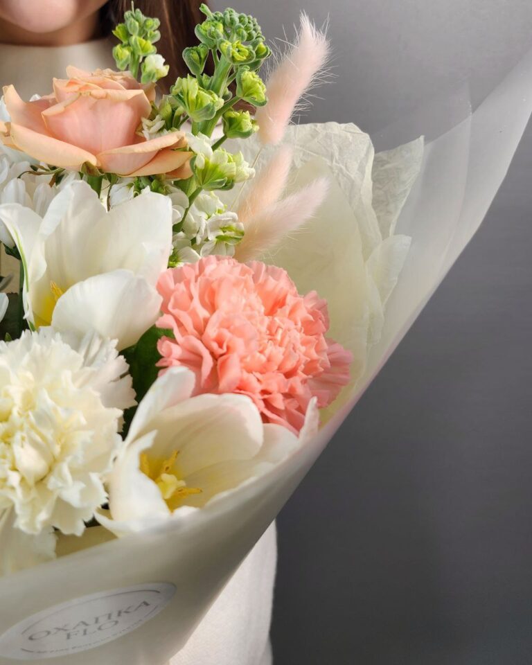 красивый яркий букет из хризантемы, розы, маттиолы, тюльпана и гвоздики