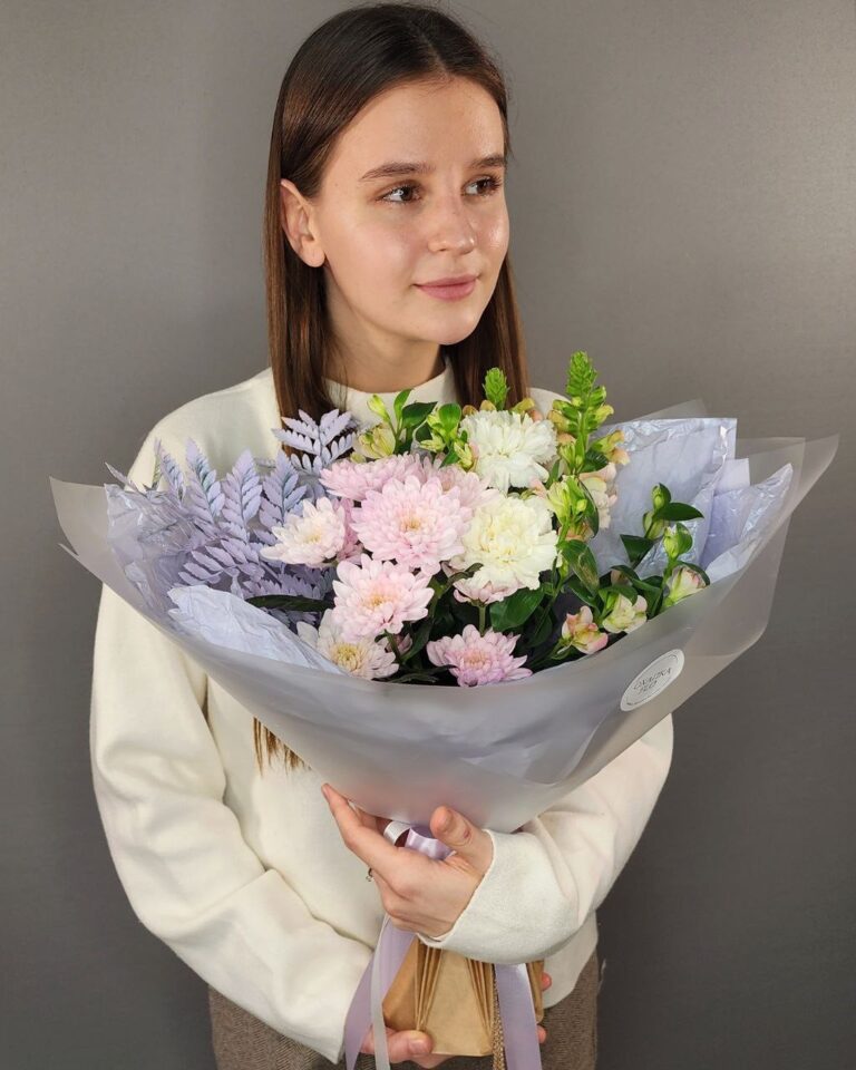 Букет из львинный зев, хризантем, альстромерии и гвоздики