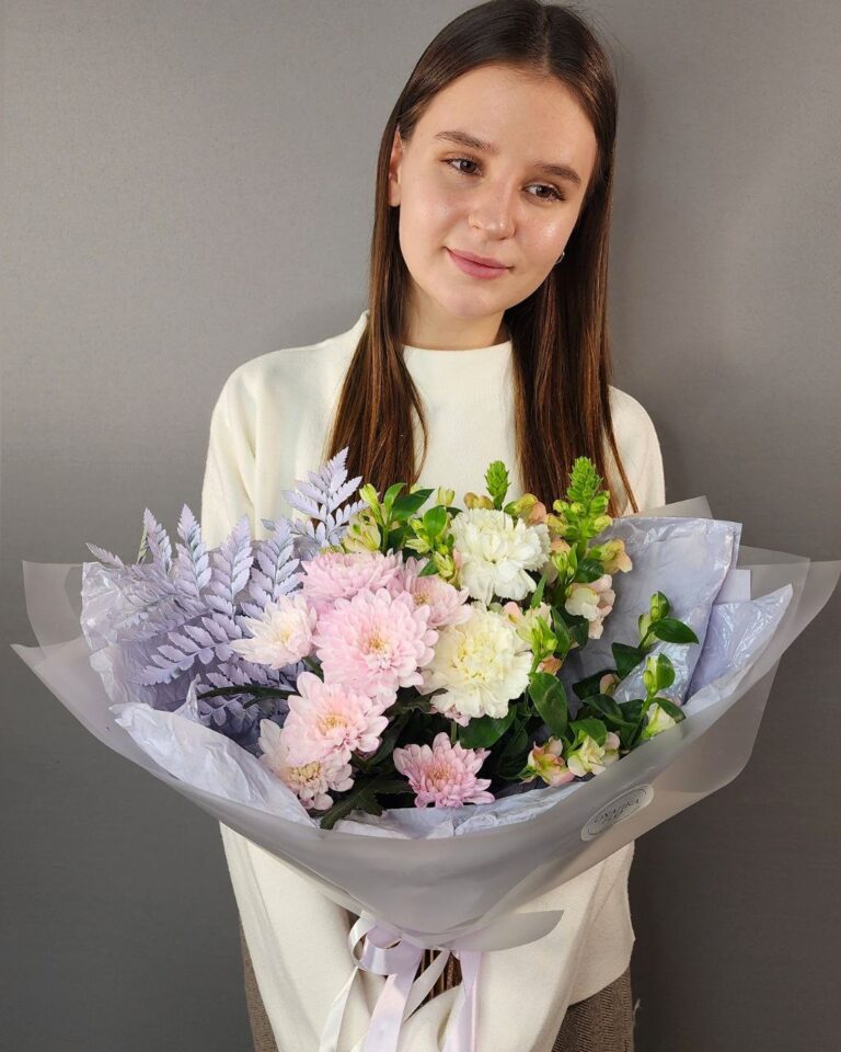 Букет из львинный зев, хризантем, альстромерии и гвоздики