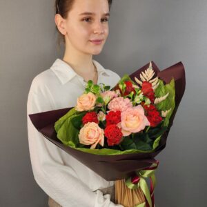 Красивый букет из розы, гвоздики и альстромерии