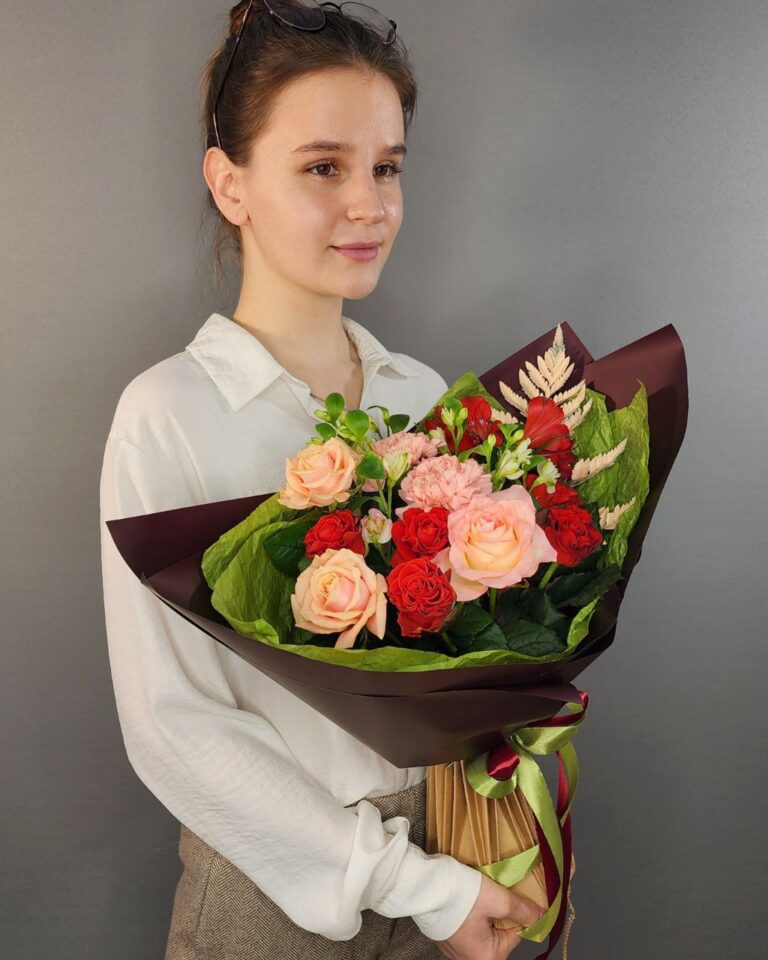 Красивый букет из розы, гвоздики и альстромерии