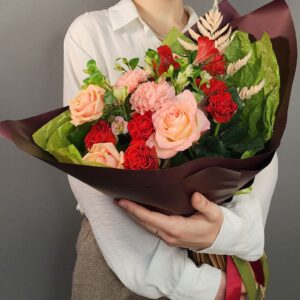 Красивый букет из розы, гвоздики и альстромерии