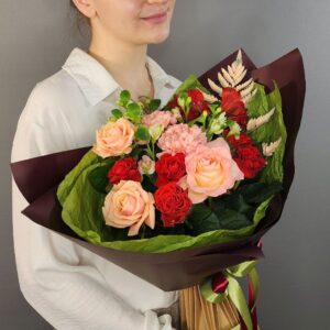 Красивый букет из розы, гвоздики и альстромерии