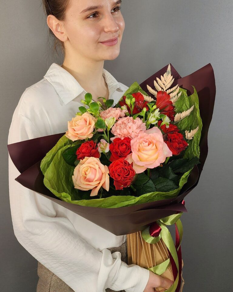 Красивый букет из розы, гвоздики и альстромерии