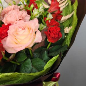 Красивый букет из розы, гвоздики и альстромерии