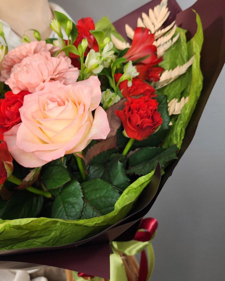 Красивый букет из розы, гвоздики и альстромерии