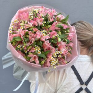 Букет из ромашки и альстромерии