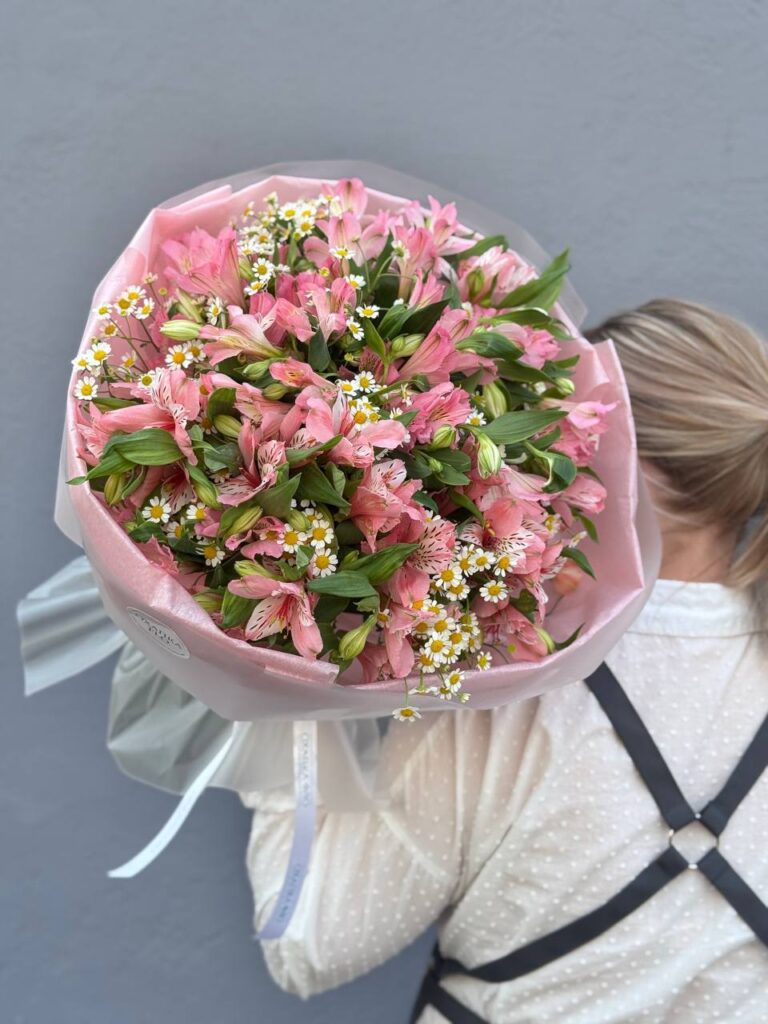 Букет из ромашки и альстромерии