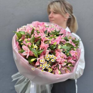 Букет из ромашки и альстромерии