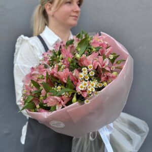 Букет из ромашки и альстромерии