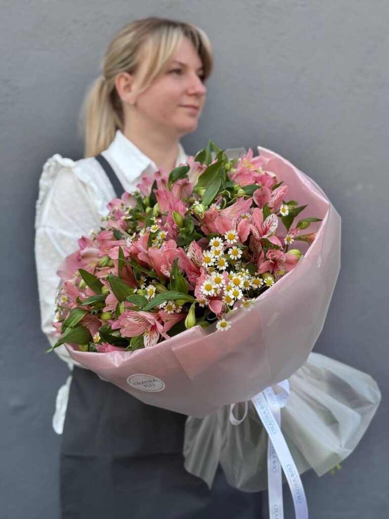 Букет из ромашки и альстромерии