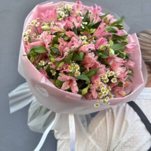 Букет из ромашки и альстромерии