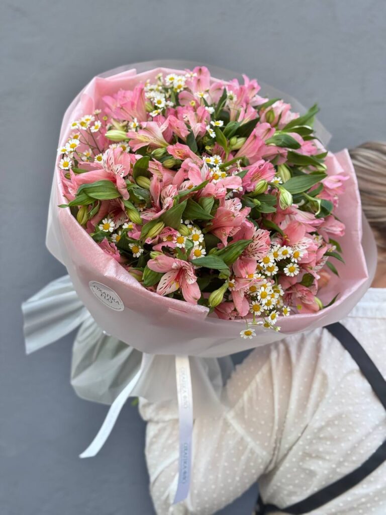 Букет из ромашки и альстромерии