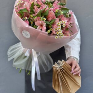 Букет из ромашки и альстромерии