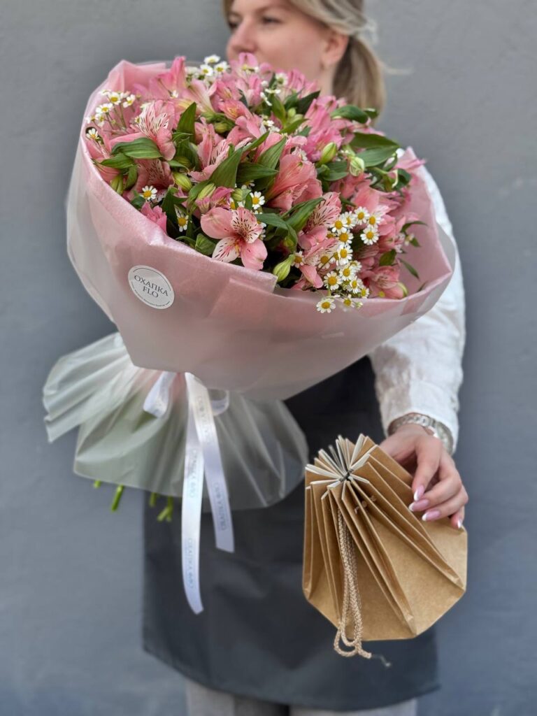 Букет из ромашки и альстромерии