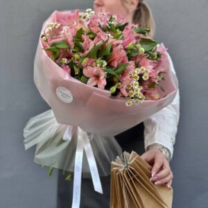 Букет из ромашки и альстромерии