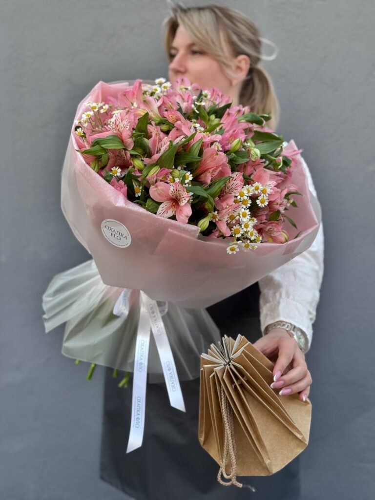 Букет из ромашки и альстромерии