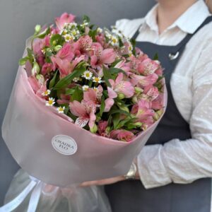 Букет из ромашки и альстромерии