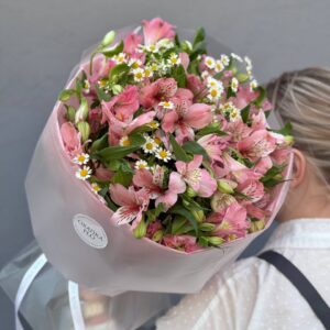 Букет из ромашки и альстромерии