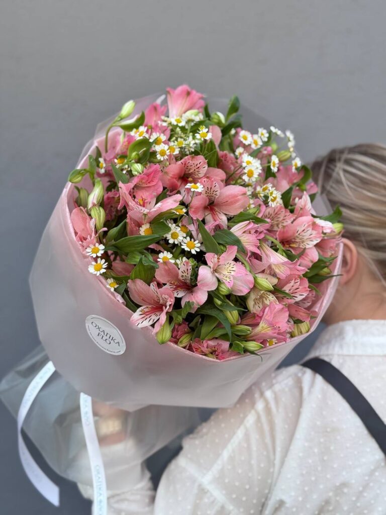 Букет из ромашки и альстромерии