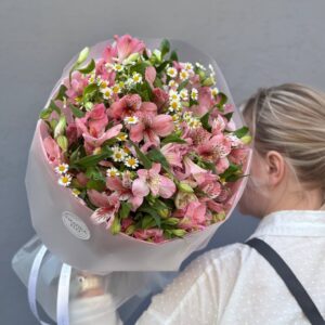 Букет из ромашки и альстромерии