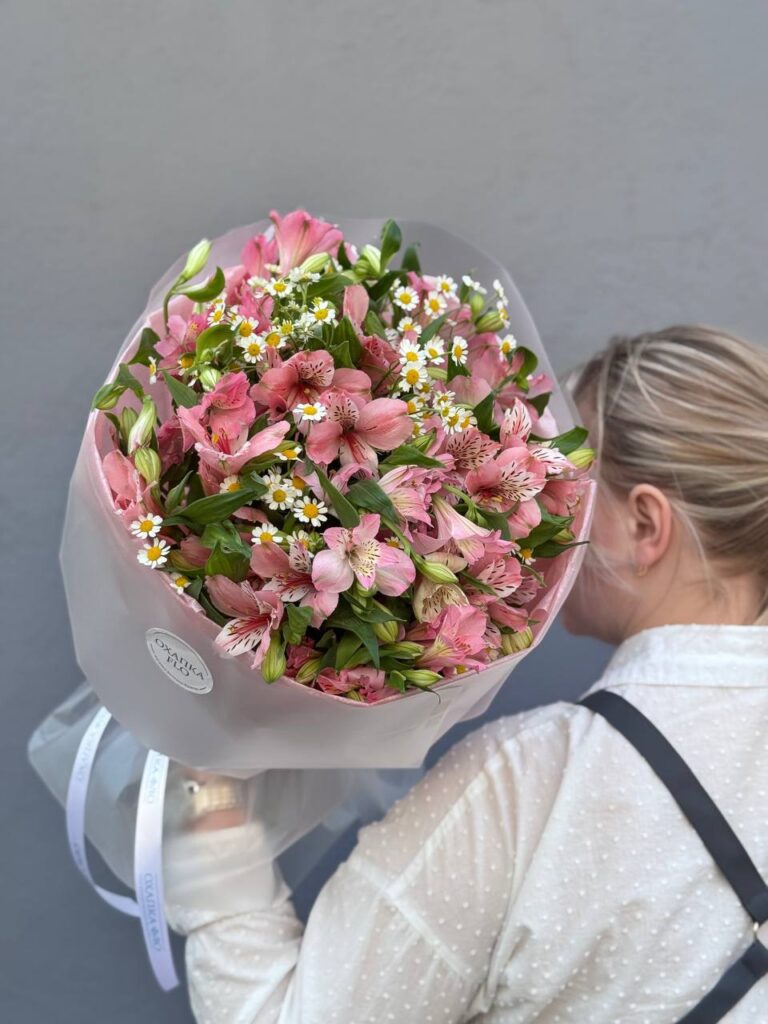 Букет из ромашки и альстромерии