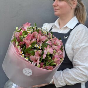 Букет из ромашки и альстромерии