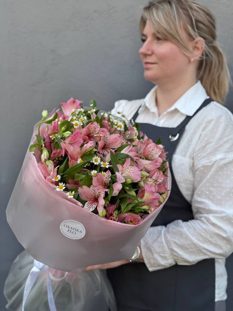 Букет из ромашки и альстромерии